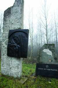 Памятник расстрелянным евреям в Березовке.
