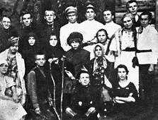 Участники Яновичских драматических любительских коллективов.