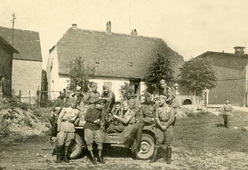 Старшина Юда Могиндовид со своим взводом, 1945 г.