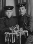 Наум Амдур во время воинской службы (слева). Фото 1960-х годов.