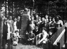 У памятника евреям Браслава, погибшим в годы Холокоста. Фото середины 60-х годов.
