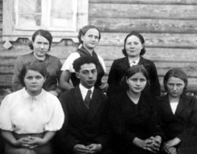 Довоенные выпускники Бобыничской средней школы.