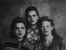 Сора Шофман (в центре) и сестры Прокофьевы.