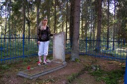 У памятника расстрелянным фашистами евреям деревни Труды, правнучка погибших Светлана Батурина, 2011 г.