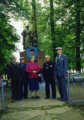 Ветераны Великой Отечественной войны из Витебска у памятника погибшим при освобождении Бешенковичей. Могила Героя Советского Союза майора Моисея Шварцмана. 1999 г.