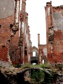 До войны в этом здании была Диснянская больница. Здание разрушено в 1944 году и до сих пор не восстановлено.
