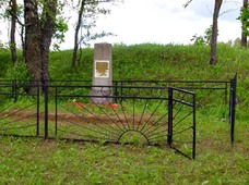 Памятник на месте расстрела эсьмонских евреев.