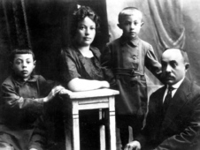 Бруссеры с сыновьями Зусиком и Лельчиков. 1924 г.