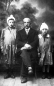 Неух Бруссер с дочерьми Ирой и Тубой. 1930 г.