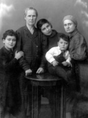 Эсфирь Тейтельбаум-Устрайх с внуками.
