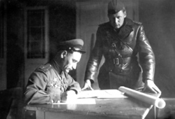 Подполковник Ефим Устрайх (слева). Фото военных лет.