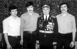 Наум Пеккер с сыновьями.