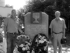 У памятника жертвам Брестского гетто