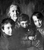 Рахиль Львовна - мать Хаима - с внуками, 1936 г.
