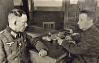 Семён Рувимович Райберг допрашивает пленного немецкого офицера.