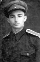 Садовский Вилен, двоюродный брат, 1942 год перед отправкой на фронт из Читинского артиллерийского училища, смертельно ранен в первом же бою в 1943 году, похоронен в братской могиле город Бобров Воронежской области.