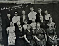 Школьный снимок. Зайцева первый ряд вторая справа.