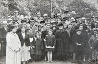 Фотография у памятника: 1-й ряд (слева-направо): 1-я – Гликман Соня, 7-й – Юдовин, 8-9-е – Каган Роза с мужем, 14-15-е – врач Эбер Любовь Михайловна с сыном, 16-я – Фира Герасимовна, 17-й –  учитель Домнич;  2-й ряд (слева-направо): 1-й Сушин, 3-й – Бабин, 5-6-й Гликман с дочкой Инной, 7-й Янкель, 8-й Юдовин, 11-й – Берлин Пётр (делал памятник), 13-й – Мицингендлер Лазарь Моисеевич, 14-й – муж Этингоф;  3-й ряд (слева-направо): 4-я – Бидман Маша, 5-я Сара Соломоновна Левина, 6-7-я Сушина Геня с дочкой, 10-й – Мулерман (стекольщик);  4-й ряд – (слева) Фишельман.