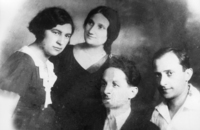 Роза Фрумсон, Е.С. Аршинова – жена Михаила, художник Соломон Борисович Юдовин и Михаил Фрумсон. Фото 1937 года.