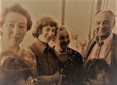 Александра Львовна, Аня Сандомирская, тётя Бэба, прадед Шура, папа Сева.