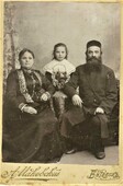 Кобрин Зуся с женой Сорой и дочерью Басшевой. Витебск, 1910 г.