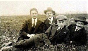 Лахман Д.С. в  кепке третий  слева.  Остальные люди неизвестны.