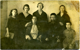 На семейной фотографии, сделанной ориентировочно в середине 20-х годов верхний ряд Рахиль Сарра Лея Сифра. Нижний ряд Ханна Берковна  Элья Симхович и Давид.