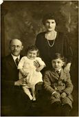 Калман Фишер, его жена Либа, дочь Мэри (1928 г.р)  и сын. Дочь Мэри после замужества стала носить фамилию Риджалли. Фото прислано из Америки.