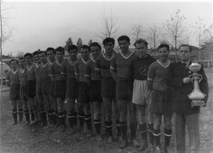 «Спартак» (Бобруйск) – чемпион БССР,1958 год. С кубок БССР тренер Григорий Михлин.2-й Леонид Коноплич, 7-й Изя Штейнбук, 13-й Виталий Шарбур.