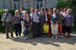Метелица В.Ф. с группой туристов, рассказывает об истории Городка.