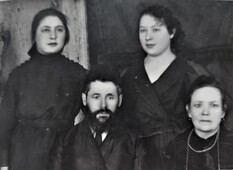 Бабушка (Гофунг Полина Семёновна) с родителями.