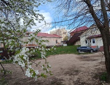 Внутренний дворик, где некогда стоял деревянный дом в котором Лев жил с родителями.
