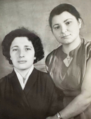 Бабушка (слева на фотографии).