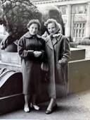 Бабушка в Ленинграде (слева на фотографии).