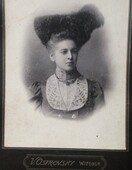 Фотография хранилась у моей бабушки. Кто на ней изображен, неизвестно, но указание на Витебск говорит о том, что эта женщина может быть родственницей Муси.