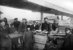 Колышки. 30 годы прошлого века. Ярмарка. В центре - мой дед, Козлов Лука Евдокимович.