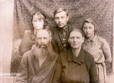 Верхний ряд Фаина, жена Козлова Ф.Е., Козлов Федор Евдокимович, Козлова Мария Евдокимовна. Нижний ряд Козлов Евдоким, Козлова Домна.