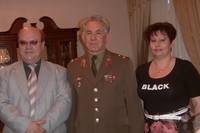 На вручении в Посольстве России в Беларуси документов о награждении Пикмана Хацкеля (посмертно) орденом Боевого Красного Знамени его сыну – полковнику Пикману Марксу. Присутствует внучка Хацкеля – Марина Пикман (Глинер)