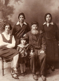 Фото 8. Фотография семьи Шухманов - около 1928-29 гг.