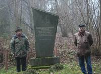 Городок, Воробьевы горы. У памятника жертвам Холокоста Марк Кривичкин (справа) и Зяма Гельфанд.