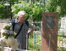 Георгий Кузьмин у могилы Льва Воробейчика, 2007 г.