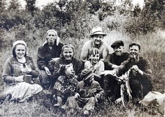 Лева Воробейчик  (в шляпе) с семьей Кузьминых 1958 г.