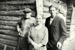 Назар, Анна и Федор Кузьмины. Фото из семейного архива Вадима Кузьмина, 1950-е гг.