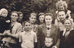 Аня Миновна – крайняя справа, за ней Лев Воробейчик с дочкой Светой на шее, рядом – жена Льва и сын Игорь. Назар Каллистратович стоит во втором ряду крайний слева.