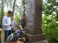 У памятника в Лядах.
