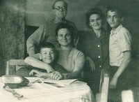 Семья Иделевичей, Перла с сыном, Ида  с сыном, их отец Залман Юдович. Суксун, 60 гг.