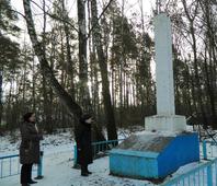 Памятник узникам гетто Красной Слободы  У памятника председатель еврейской общины Солигорска Евгения Ефимова и Ирина Алекса.