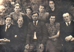 Педагогический коллектив школы в Живоглодовичах. Абрам Фарфель в первом ряду в центре. 1954 год.