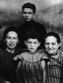 Дина Левина с детьми Борисом и Любой мамой Хаей Утёвка Куйбышевская область,1946.