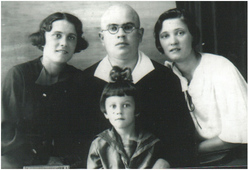 Семен с женой Катей (справа), сестрой Кати Фрузой и дочкой Леночкой, 1937 г.